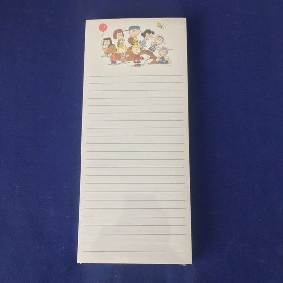 Peanuts Charlie Brown and Friends Magnetic Notepad - Picture 2 of 6